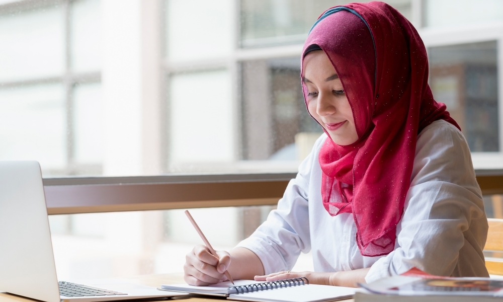 Proyek menulis buku harian yang meningkatkan kemampuan literasi dan kesejahteraan murid